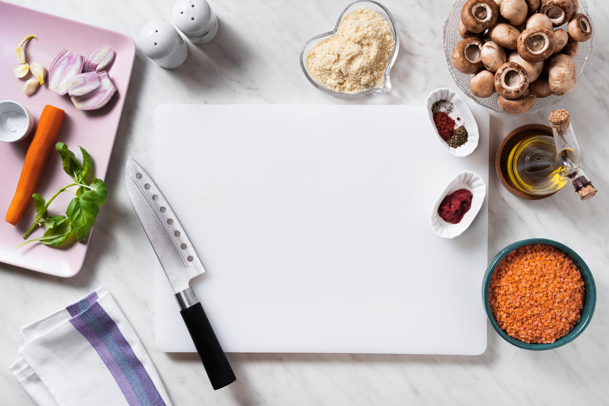 Banco di lavoro con ingredienti disposti in ordine e strumenti da chef
