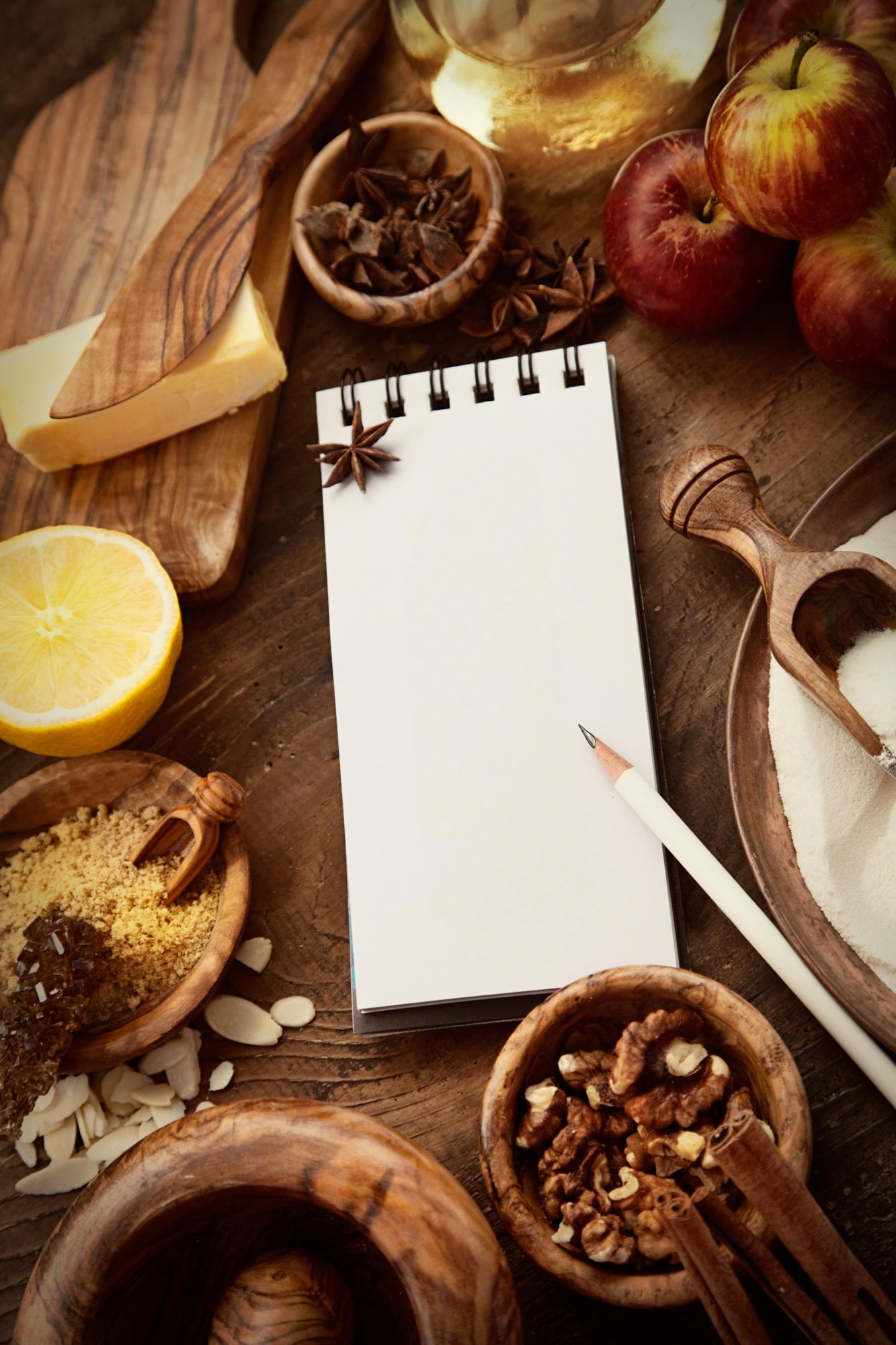 Dispense e appunti di cucina disposti su tavolo di legno